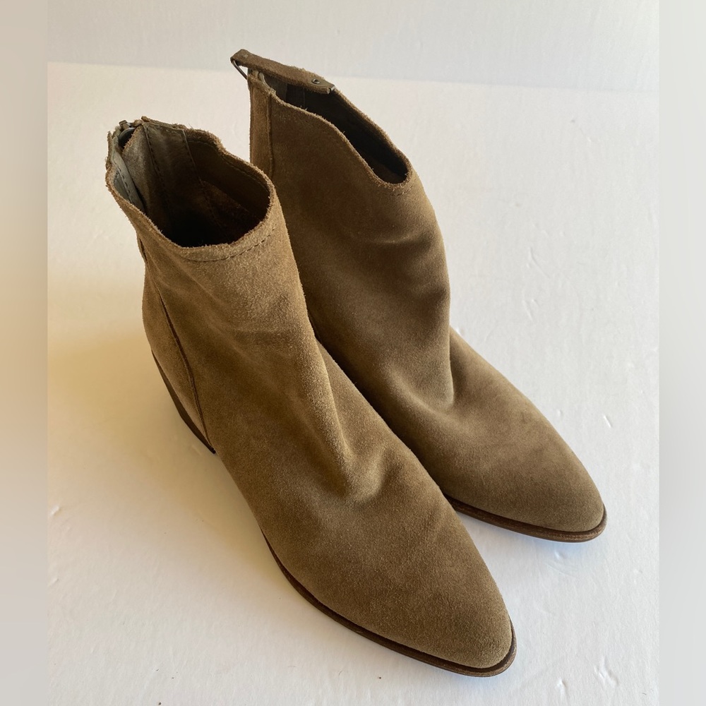 Dolce Vita 7.5 taupe suede ankle booties